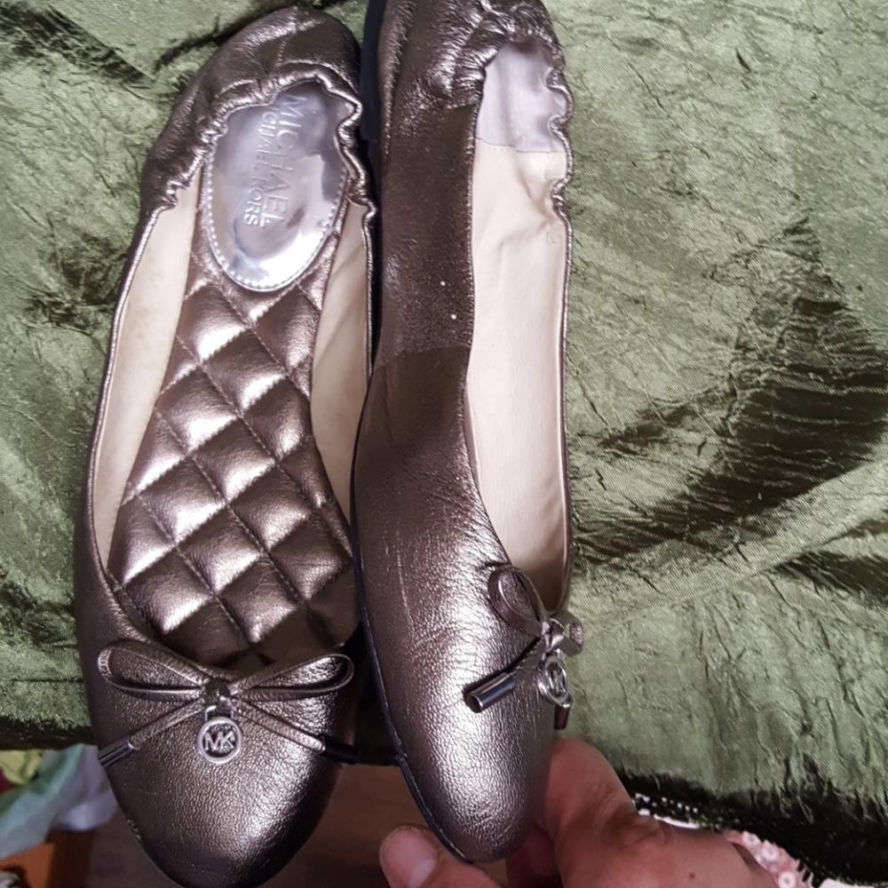 MK Metallic, greenish Gold color) Flats :sz 8 1/2 - Picture 4 of 8